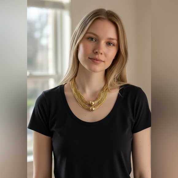 Jewelry - Beautiful Gold Tone Necklace